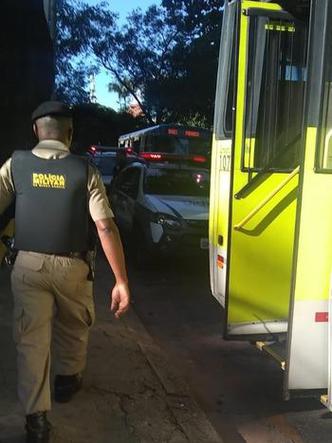 Motorista alegou que foi procurado pela passageira relatando o caso e apertou o botão, o que gerou a presença de viaturas da PM e da Guarda Municipal. PM agiu rápido e interceptou agressor dentro do ônibus. (foto: Divulgação) Motorista alegou que foi procurado pela passageira relatando o caso e apertou o botão, o que gerou a presença de viaturas da PM e da Guarda Municipal. PM agiu rápido e interceptou agressor dentro do ônibus. (foto: Divulgação)